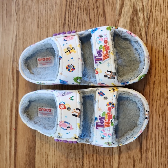 Disney parks 2022 Pixar Toy to World Crocs M4 W6 - Picture 1 of 4